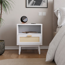 טען את התמונה לגלריה , שידת לילה מודרנית עם מגירה דמוי ראטן לבן