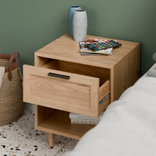 טען את התמונה לגלריה , שידת לילה מודרנית המשלבת מגירה ומדף בצבע אלון מגירה פתוחה