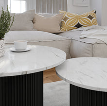 טען את התמונה לגלריה , זוג שולחנות מדורגים צבע לבן שיש - מקרוב