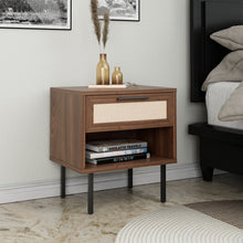 טען את התמונה לגלריה , שידת לילה מודרנית בסגנון ראטן הכוללת תא אחסון ומגירה רחבה - מגוון צבעים לבחירה