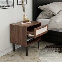 טען את התמונה לגלריה , שידת לילה מודרנית בסגנון ראטן הכוללת תא אחסון ומגירה רחבה - מגוון צבעים לבחירה