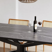 טען את התמונה לגלריה , שולחן פינת אוכל בגימור בטון ורגלי מתכת מושחרות ססגוניות וחזקות