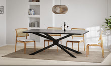 טען את התמונה לגלריה , שולחן פינת אוכל בגימור בטון ורגלי מתכת מושחרות ססגוניות וחזקות