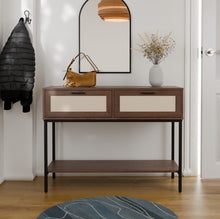 טען את התמונה לגלריה , קונסולת כניסה מעוצבת בסגנון ראטן צבע אגוז