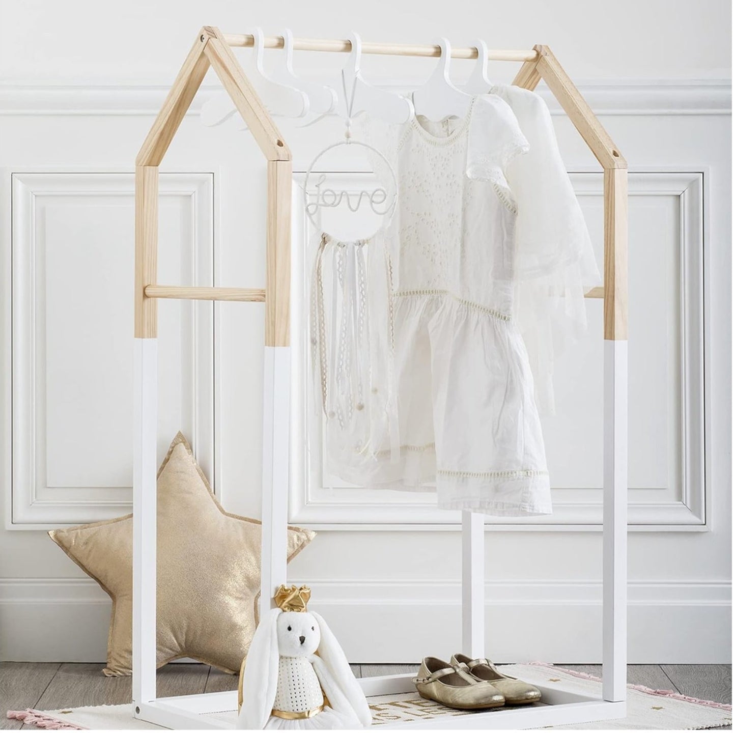 מתלה מעילים מעוצב בצורת בית מעץ מושלם לחדרי ילדים