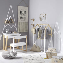 טען את התמונה לגלריה , מתלה מעילים מעוצב בצורת בית מעץ מושלם לחדרי ילדים