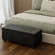 טען את התמונה לגלריה , הדום קטיפה יוקרתי בשילוב כפתורי קפיטונאז בעל חלל אחסון גדול ורגלי עץ חזקות