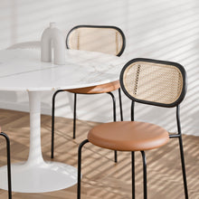 טען את התמונה לגלריה , כיסא מודרני המשלב מתכת וגב פלסטיק בעיצוב ראטן ומושב דמוי עור מרופד ונוח - חום