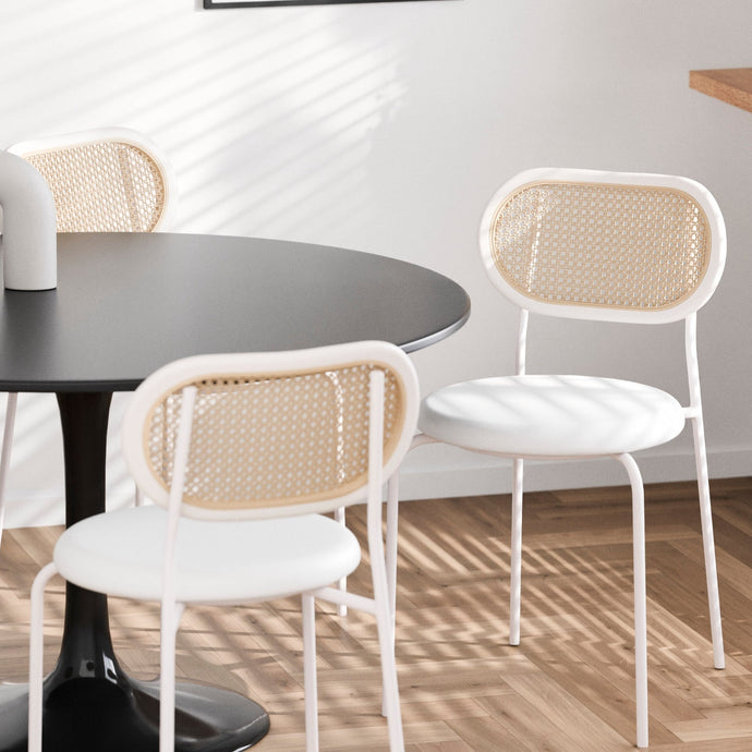 כיסא מודרני המשלב מתכת וגב פלסטיק בעיצוב ראטן ומושב דמוי עור מרופד ונוח  - לבן