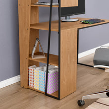 טען את התמונה לגלריה , שולחן מחשב מודרני כולל מדפים מובנים מבט מקרוב