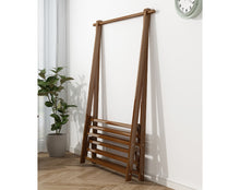 טען את התמונה לגלריה , מעמד תלייה מעץ במבוק איכותי המשלב מוט תלייה, מדף ותא אחסון עשוי בד