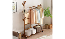 טען את התמונה לגלריה , יחידת תלייה ואחסון ניידת Efi עשויה במבוק, המשלבת מוטות תלייה ומדפי אחסון