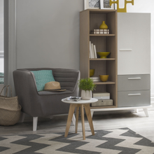 טען את התמונה לגלריה , שולחן צד קפה בעל עיצוב אלגנטי משולב רגלי עץ אורן מלוכסנות ואיכותיות