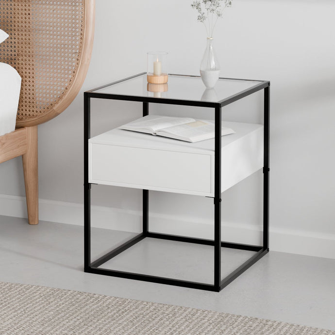 שידת לילה יוקרתית המשלבת מתכת עץ וזכוכית בלבן