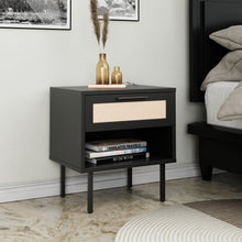 טען את התמונה לגלריה , שידת לילה מודרנית בסגנון ראטן הכוללת תא אחסון ומגירה רחבה - מגוון צבעים לבחירה
