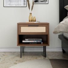 טען את התמונה לגלריה , שידת לילה מודרנית בסגנון ראטן הכוללת תא אחסון ומגירה רחבה - מגוון צבעים לבחירה
