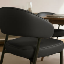 טען את התמונה לגלריה , כיסא פינת אוכל עם משענת בגימור דמוי עור יוקרתי  מבט מאחור
