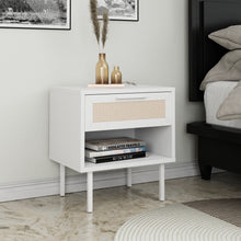 טען את התמונה לגלריה , שידת לילה מודרנית בסגנון ראטן הכוללת תא אחסון ומגירה רחבה - מגוון צבעים לבחירה
