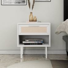 טען את התמונה לגלריה , שידת לילה מודרנית בסגנון ראטן הכוללת תא אחסון ומגירה רחבה - מגוון צבעים לבחירה
