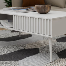 טען את התמונה לגלריה , שולחן סלון בעיצוב סקנדינבי בצבע לבן מבט מקרוב
