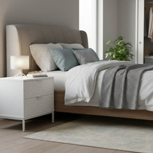 טען את התמונה לגלריה , שידת לילה יוקרתית עם 2 מגירות רחבות צבע לבן בצד המיטה
