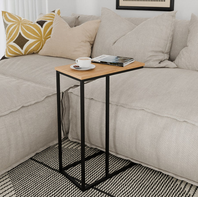 שולחן צד לסלון בצבע אלון