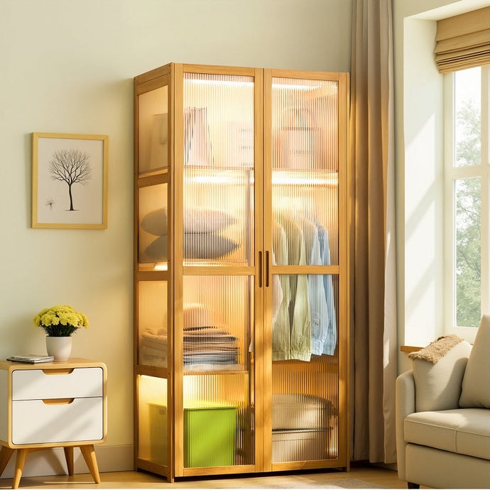 ארון אחסון עשוי במבוק המשלב תאי אחסון ותלייה ודלתות אקריליק