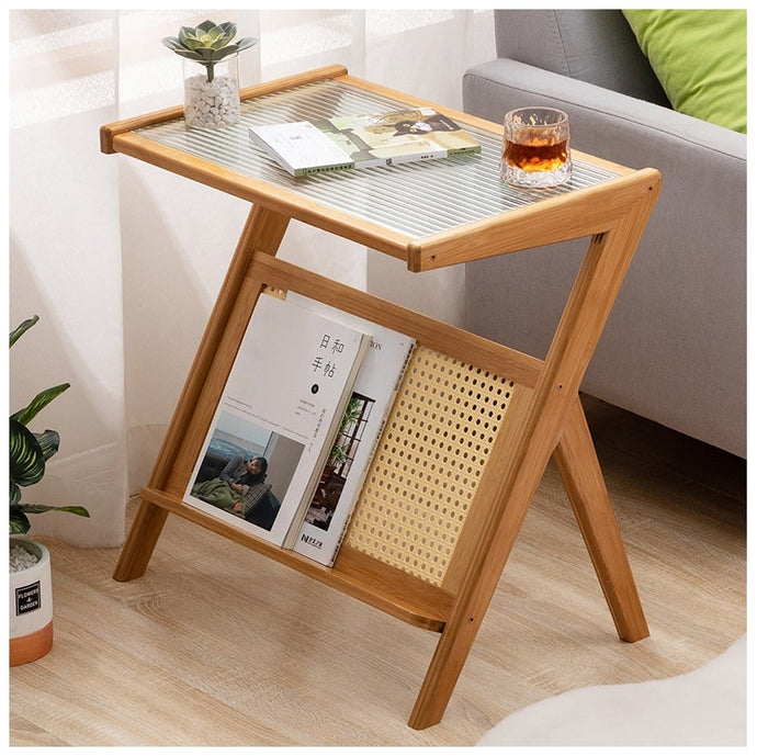 שולחן צד מעוצב לסלון עשוי במבוק בשילוב זכוכית