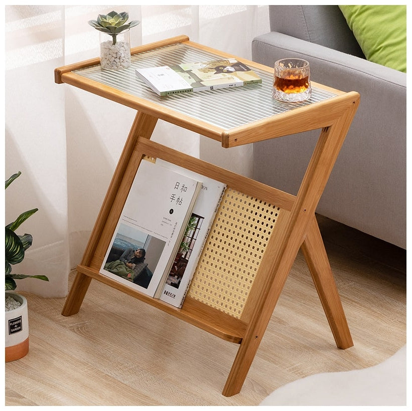 שולחן צד מעוצב לסלון עשוי במבוק בשילוב זכוכית