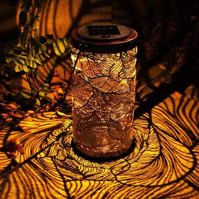 תאורה סולארית מנירוסטה המשלבת חיתוך צורני היוצר תאורה מיוחדת