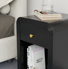 טען את התמונה לגלריה , שידת לילה מעוצבת בגימור יוקרתי צבע שחור מבט מקרוב
