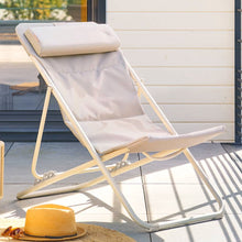 טען את התמונה לגלריה , כיסא נוח מתכוונן ומתקפל לגינה ולבית כולל כרית ראש שלדה בצבע חימר עם בד בצבע פשתן. 

