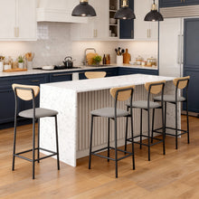 טען את התמונה לגלריה , רביעית כיסאות בר מרופדים באפור
