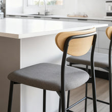 טען את התמונה לגלריה , כיסא בר מרופד באפור מבט מאחור
