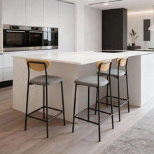 טען את התמונה לגלריה , רביעית כיסאות בר מרופדים באפור
