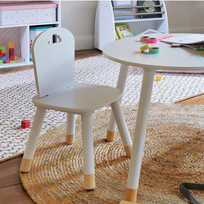 כסא עץ לבן לחדר ילדים